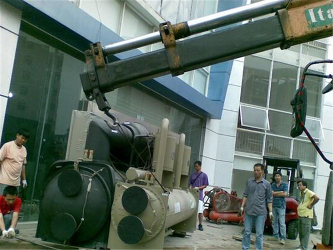 乳山市随车吊和汽车吊的核心区别是什么？哪种更省钱？